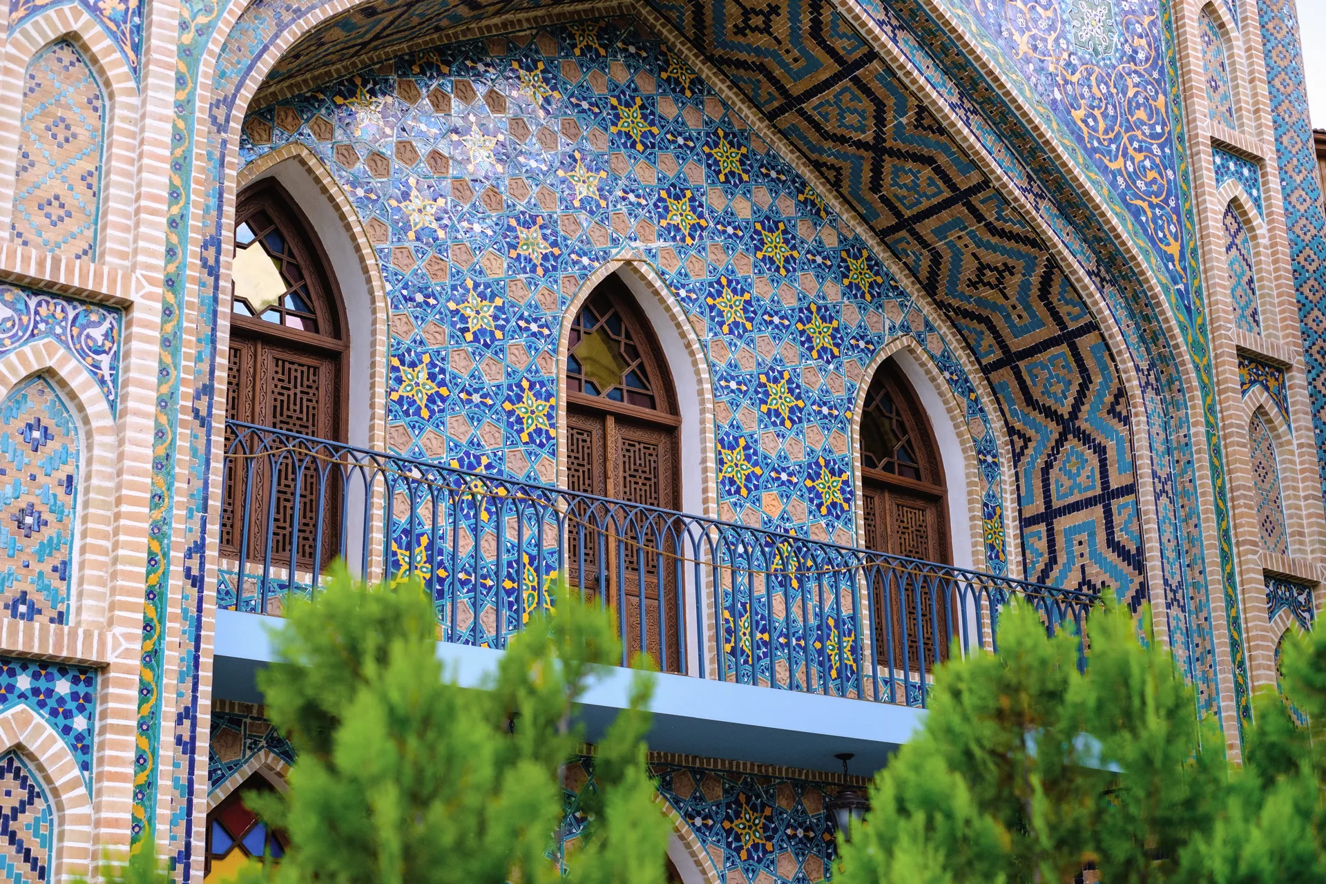 The blue tiled portal of the Chreli-Abano bath house, arched windows and a balcony